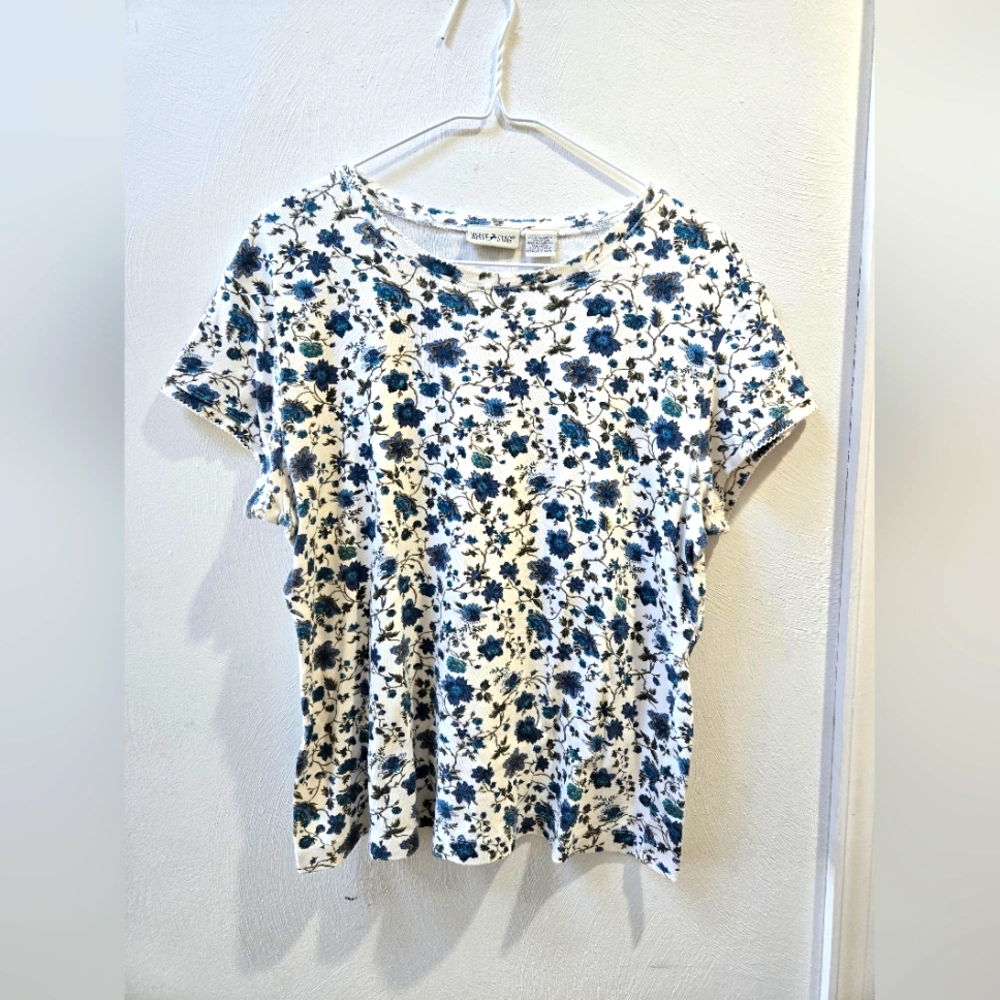 *SOLD ON DEPOP* Women's White Stag White & Blue Flower Print Fitted Short Sleeve
